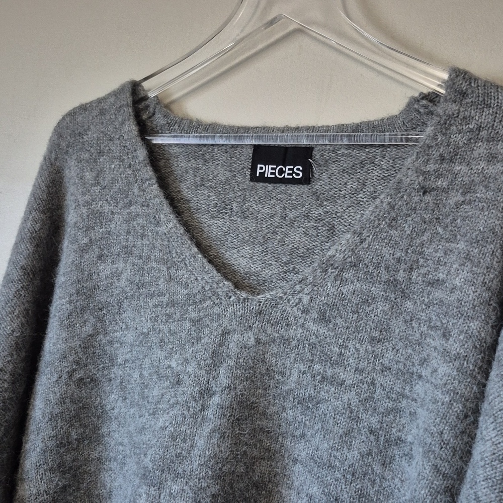 Pieces Women's Cozy Wool Blend Gray Oversized Slouchy V-Neck Sweater, Size XL - Picture 2 of 8